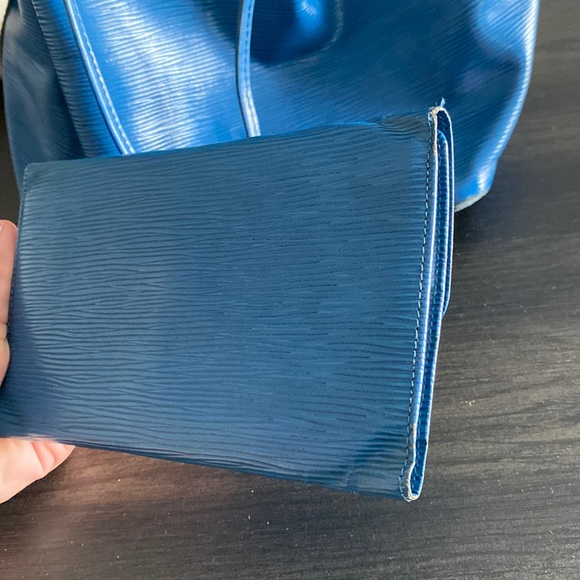 Blue Louis Vuitton Epi wallet - Picture 8 of 9
